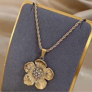 Elegant Gold Flower Pendant Necklace